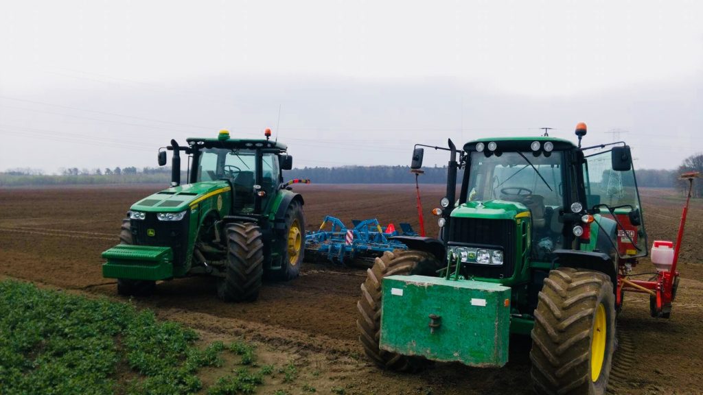 traktory na polu uslugi rolnicze rembis
